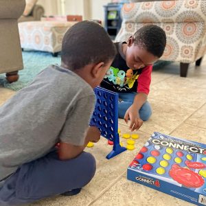 kids-playing-connect-4-at-family-games-night
